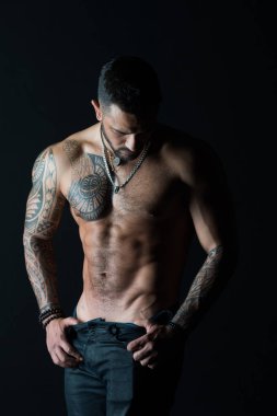 Cinsellik ve cazibe ile arzu. Adam striptiz show seksi gövde. Sporcu altı paketi ve ab sıyırma. Pazı ve triceps kaslı sporcu. Dövme ile moda çıkart kot