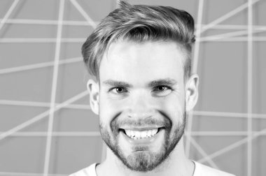 Sakallı, sakalsız, mutlu maço. Sakallı adam gülüşü, sarı saçlar ve şık saç kesimi. Genç ve sağlıklı cilt yüzlü bir adam. Kuaförde ya da berber dükkanında saç bakımı. Erkek güzelliği, cilt bakımı