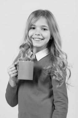 Turuncu arka planda mavi bardakla çocuk gülüşü