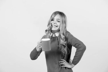 Kırmızı kazaklı, uzun sarı saçlı kız.