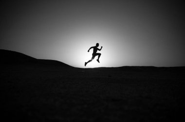 adam siluet günbatımı gökyüzüne çalıştıran