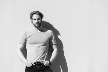 Güneşli bir günde sakallı ve sarı saçlı maço.