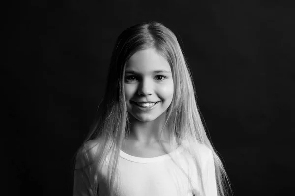 孩子模型微笑与长的健康头发 — 图库照片