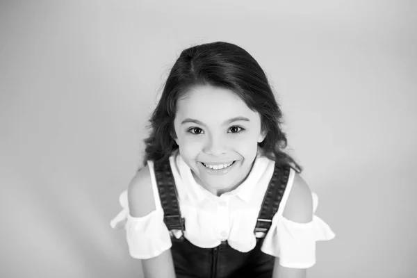 Kid modelo com longo cabelo morena saudável — Fotografia de Stock