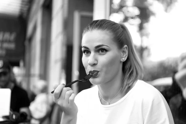 Κορίτσι ή γυναίκα τρώνε με πιρούνι στο καφέ στο Παρίσι — Φωτογραφία Αρχείου