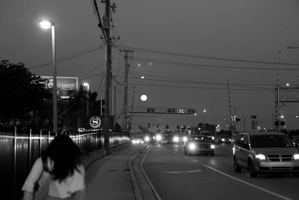 포트 로더데일, 미국에 밤에 도시 교통 — 스톡 사진