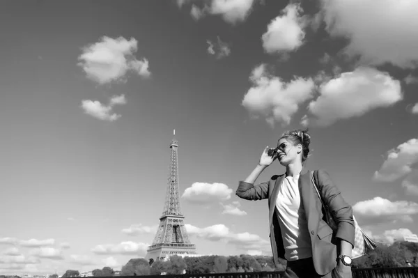 Menina viajante sorriso na torre eiffel em Paris, França — Fotografia de Stock