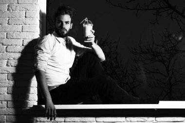 Yakışıklı, sakallı, maço, seksi adam.