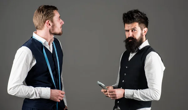 Homem com barba paga a macho com fita métrica . — Fotografia de Stock