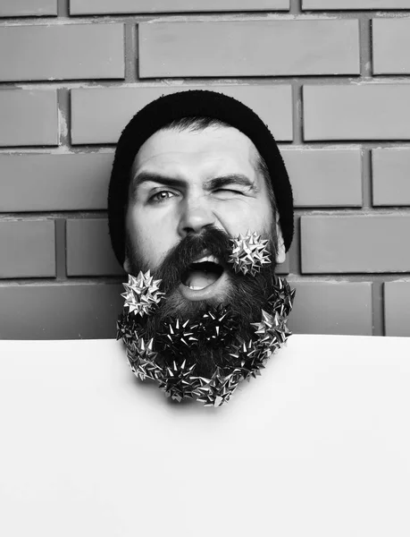 Baard man, brutale Kaukasische squinting hipster met cadeau decoratie sterren — Stockfoto