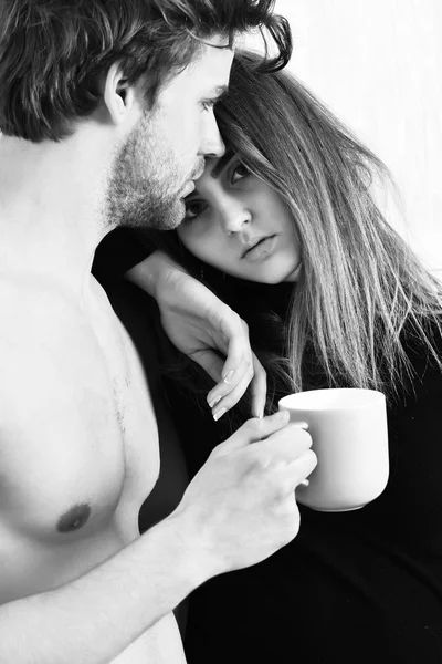Пара бородатого чоловіка з милою сексуальною дівчиною тримає чашку — стокове фото