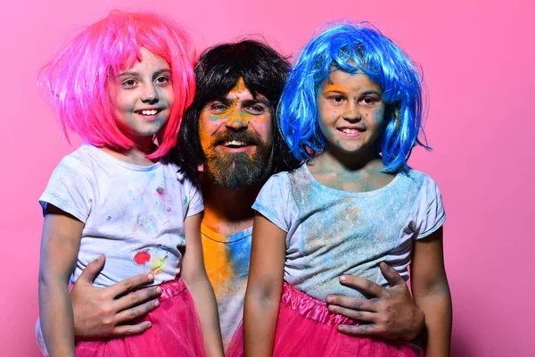 Emociones positivas y concepto de vacaciones. Colegialas y hombre con barba — Foto de Stock