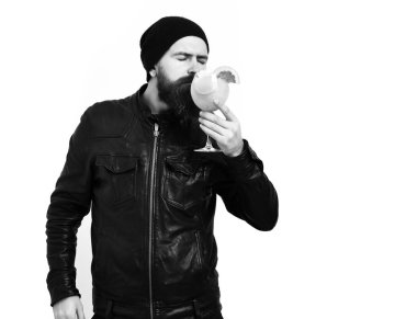 Kafkasyalı vahşi hippi elinde alkollü içecek ya da taze kokteyl tutuyor.