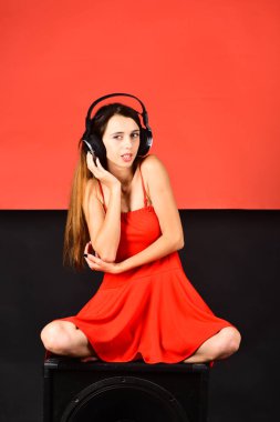 Şarkıcı kurnaz yüzü ile müzik dinler. DJ boombox üzerinde oturur