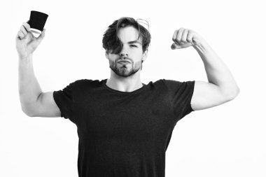 Kafkas seksi genç maço elinde kahve fincanı tutuyor.