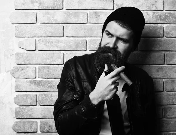 Bärtiger brutaler kaukasischer Hipster, der Zigarre raucht — Stockfoto