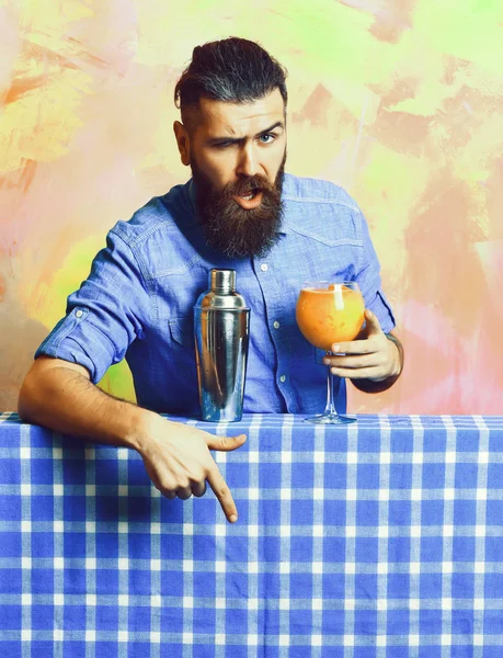 Brutal caucásico hipster haciendo tropical alcohol fresco cocktai — Foto de Stock