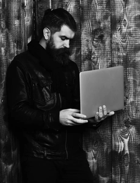 Barbu brutal caucasien hipster tenant tablette et ordinateur portable — Photo