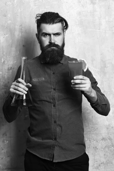 Brute hipster met alcoholisch schot en glazen buis of kolf — Stockfoto