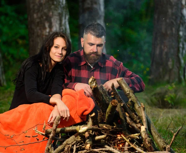 Par i kärlek på picknick med eld i skogen — Stockfoto