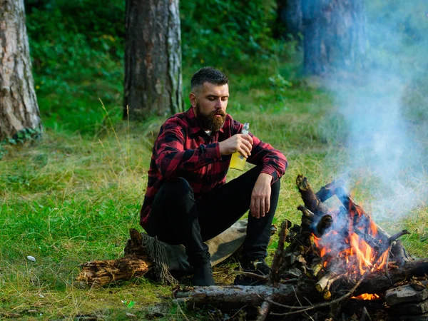 Homem viajando acampar na natureza. Bonito macho com cerveja — Fotografia de Stock