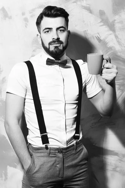 满脸胡须的男人端着一杯茶，浓浓的咖啡 — 图库照片