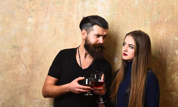 Alkohol dan konsep pesta. Girlfriend dan pacar dengan wajah rumit — Stok Foto