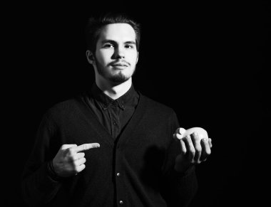 Gerçekten yakışıklı sakallı bir adam.