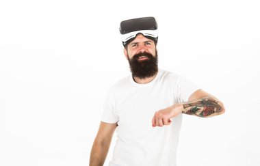 Sakal ve bıyık tutar Vr gözlük, beyaz arka planı olan adam. Hipster gülümseyen yüzü üzerinde modern teknolojiler eğlence için kullanın. VR teknolojisi kavramı. Adam Vr gözlük veya baş ile görüntü monte