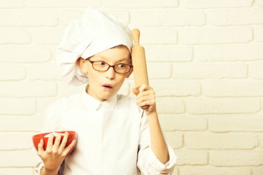 Şaşırmış çocuk sevimli aşçı şefi.