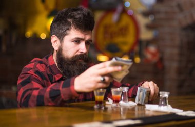 Sarhoş yüz sit bar sayacı, yalnız adam.