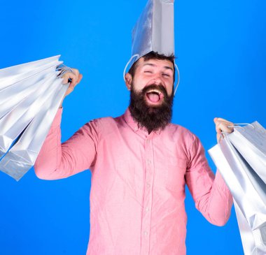 Hipster neşeli yüzü olan hediyeler, Doğum günü kutlama kavramı açma sahiptir. Rüya hediye almak için mutlu son moda sakallı adam. Mavi zemin üzerine sevinç dan bağırarak pembe gömlekli sakallı adam