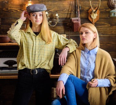 Arkadaş veya kız kardeşim hoş gamekeepers evde, iç arka plan akşamın. Kızlar sakin yüzler üzerinde dinlenme yaparken sıcak atmosferinin keyfini çıkarın. Kızlar iyi tatiller. Ormanda kavramı tatil