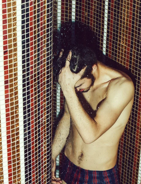 Hombre guapo lava en la ducha — Foto de Stock