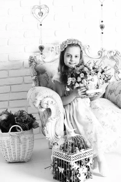 Χαριτωμένο ξανθό κορίτσι με λουλούδια — Φωτογραφία Αρχείου