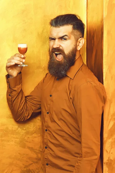 Brutal caucasiano hipster segurando tiro alcoólico — Fotografia de Stock