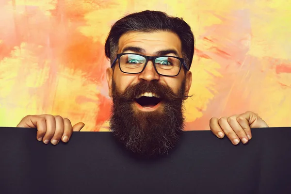 Brodaty mężczyzna ze szczęśliwą twarzą w okularach na kolorowym tle — Zdjęcie stockowe