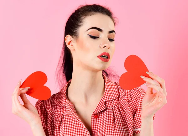 Amor y San Valentín mujer sosteniendo corazones — Foto de Stock