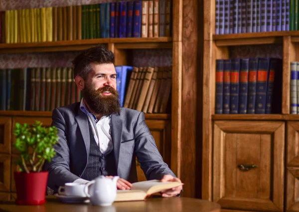 Uomo che legge libro e beve caffè — Foto Stock