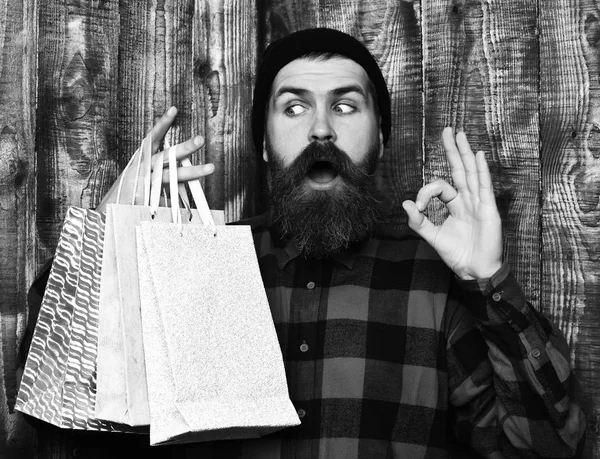 Barbu brutal caucasien hipster avec moustache tenant shopping paquets — Photo