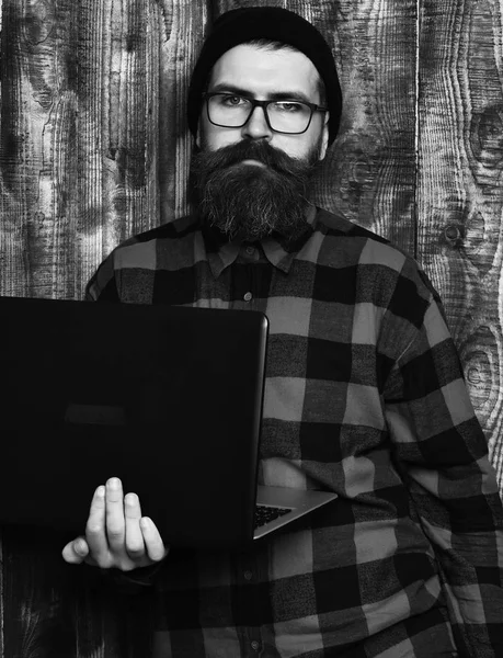 Barbudo brutal caucasiano hipster segurando laptop — Fotografia de Stock