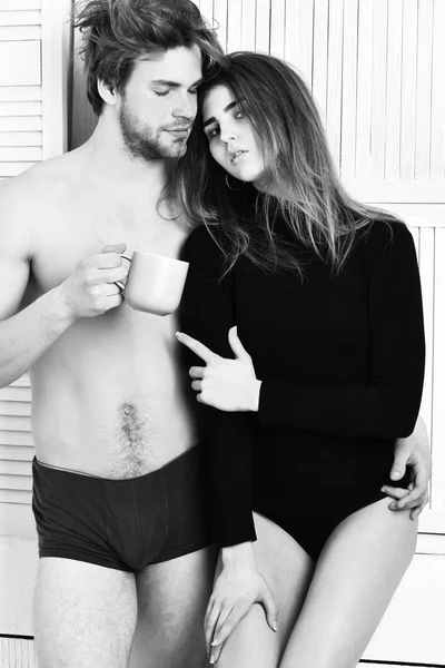 Paar von bärtigen Mann mit niedlichen sexy Mädchen hält Tasse — Stockfoto
