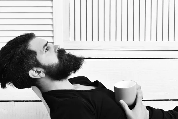 Brutal tatuado caucásico hipster celebración taza o taza — Foto de Stock