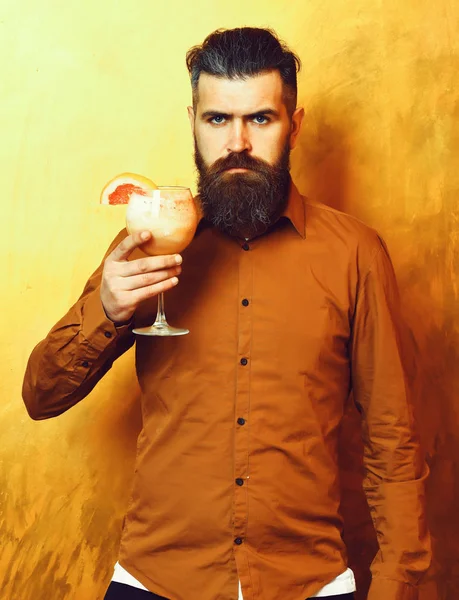 Brutal caucasian hipster holding tropical alcoholic fresh cocktail — Stock Photo, Image