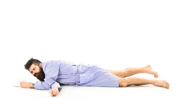 Человек с сонным лицом лежит на подушке. Концепция быстрого сна . — стоковое фото