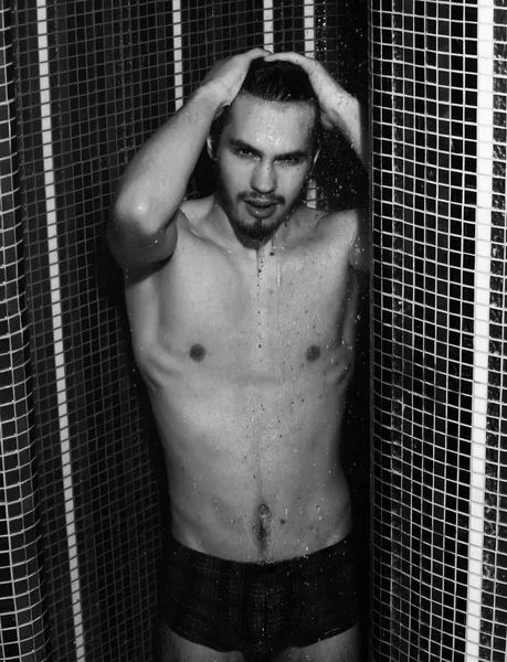Schöne muskulöse sexy Mann wäscht in Dusche — Stockfoto