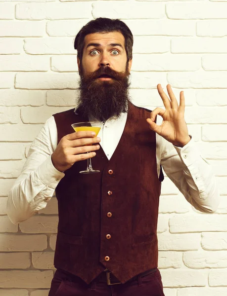 Překvapený pohledný vousatý muž — Stock fotografie