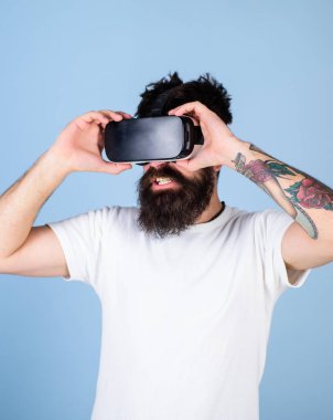 Cyber Vr gözlük, dijital yenilikler kavramı deneyim sahip uzun sakallı adam. Yeni cihaz test sakallı adam. Hipster dövmeli kolu ve şık sakal tarafından 3d sanal gerçeklik video eğlenerek ile
