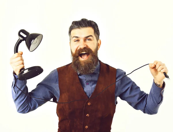 Homem barbudo segurando mesa-lâmpada com rosto feliz — Fotografia de Stock