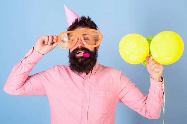 Artista de entretenimento principal concurso na festa de crianças, celebração do dia internacional das crianças. Homem barbudo com boné de aniversário, óculos enormes, wistle de festa e balões amarelos se divertindo, conceito de felicidade — Fotografia de Stock